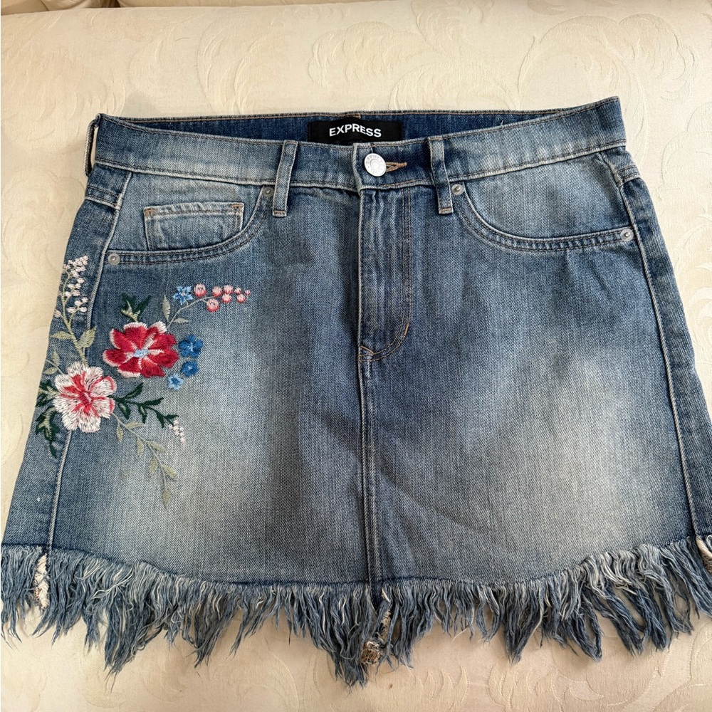 Express Floral Embroidered Denim Mini Skirt Size 6 Fringe Hem
